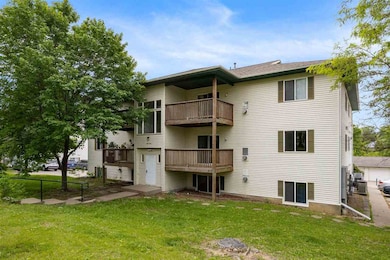 141 S Scott Blvd, Iowa City, IA 52245 - photo 3