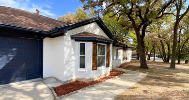 700 Highland Crest Dr, Hurst, TX 76054 - photo 2