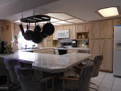 Kitchen w/great breakfast bar