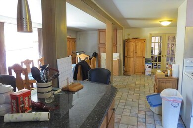 Kitchen towards familyroom