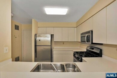 403 Nelson Ct unit 403A, Edgewater, NJ 07020 - photo 2
