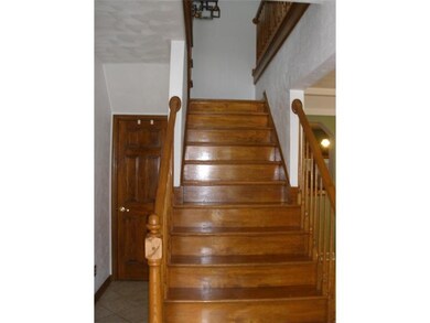 Entry/Foyer. There s beautiful woodwork throughout