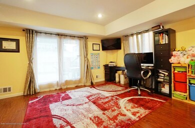 (5) Family Room