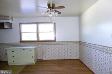 1435 Beacon St, Keyser, WV 26726 - photo 4