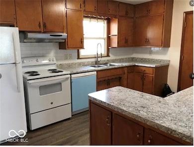 624 E Fairview Dr, Greenwood, IN 46142 - photo 2