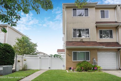 703 Correll Ave, Staten Island, NY 10309 - photo 2