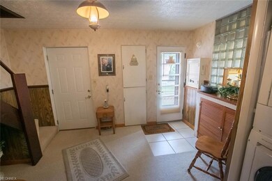 400 East Ford Ave. Barberton, OH 44203 - Entry Way
