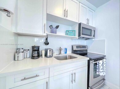 326 Wilson St unit 205, Hollywood, FL 33019 - photo 7