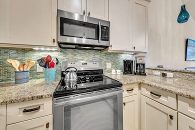 New Cabinets w/Softclose Drawers!