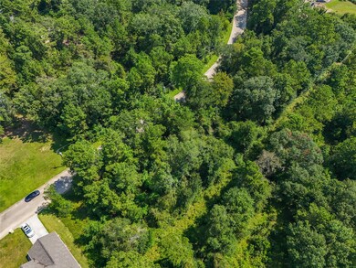 Aerial highlight of the lot’s location within a quiet, wooded area.
