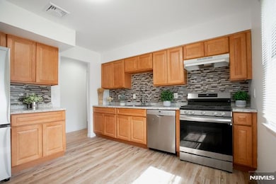 2052 Hoefleys Ln, Fort Lee, NJ 07024 - photo 3