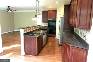 10357 Fitzpatrick Ln, Oakton, VA 22124 - photo 2