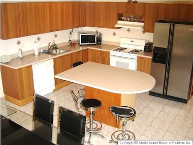 202 Wellington Ct, Staten Island, NY 10314 - photo 2