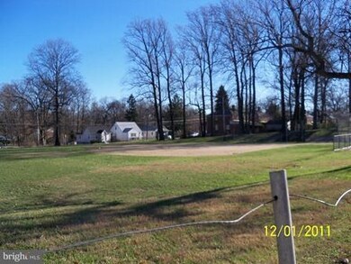 8633 Oak Rd, Parkville, MD 21234 - photo 3