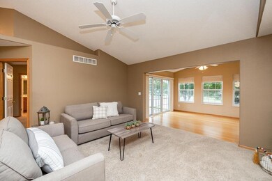 1502 Greens Way Ct NE unit 1502, Cedar Rapids, IA 52402 - photo 5