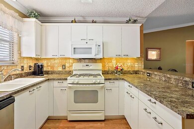 Kitchen w/Gas cooking & crown molding
