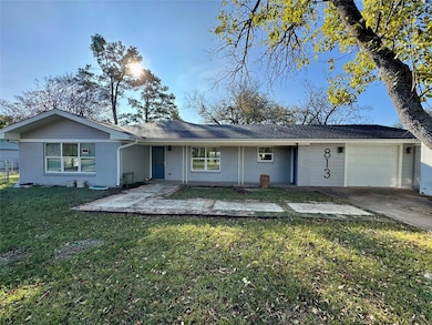 813 Central Ave, Elgin, TX 78621 - photo 2