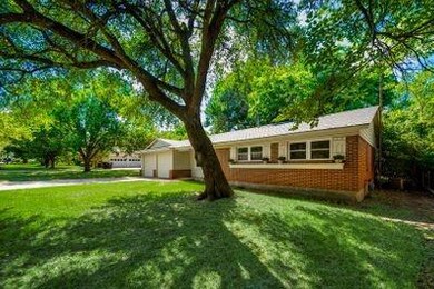 1204 Crestwood Dr, Cleburne, TX 76033 - photo 3