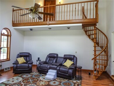 Here is a view of the balcony... how cool! Very un
