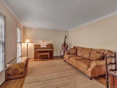 Living room, hardwoods, crown molding