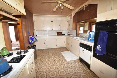 1301 Avenue G, Bay City, TX 77414 - photo 5