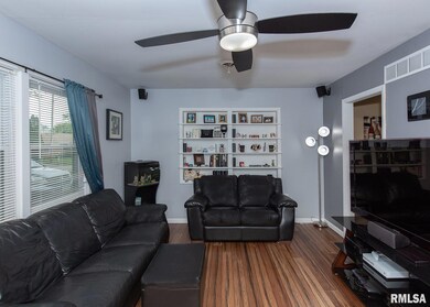 7407 N Oak St, Davenport, IA 52806 - photo 5