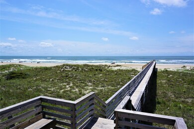 Bordwalk Access to a Wide Beach