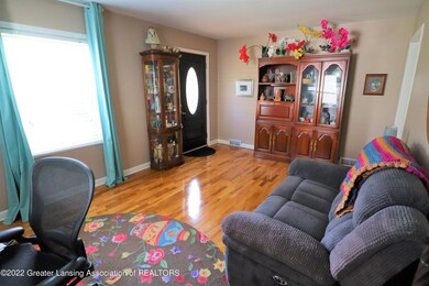 557 S Dexter Dr, Lansing, MI 48910 - photo 2