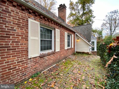 6834 Woodland Dr, Falls Church, VA 22046 - photo 5