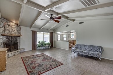 6209 E Ivy St-8