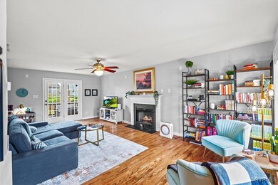 Living area with a fireplace with flush hearth, ba