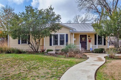 105 W Hackberry St, Fredericksburg, TX 78624 - photo 3