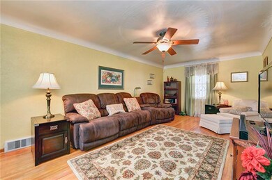 SPACIOUS LIVING ROOM