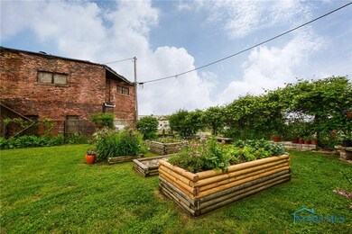 Cute garden & lawn area