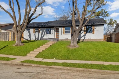 View of front of property featuring a front lawn
