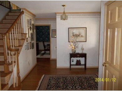 Foyer stairs to 2 level