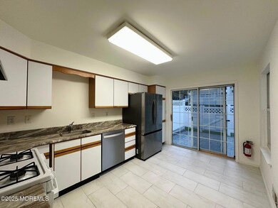 39 Fox Meadow Ln unit 241, Holmdel, NJ 07733 - photo 4