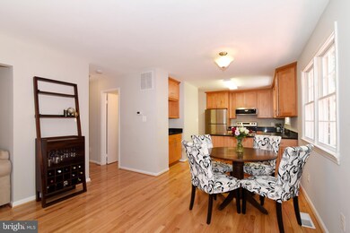 12204 Folkstone Dr, Herndon, VA 20171 - photo 4