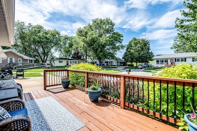 915 Maplecrest Drive 3 Front Deck