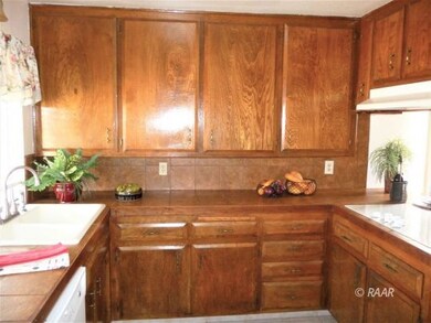 Lots of storage in kitchen