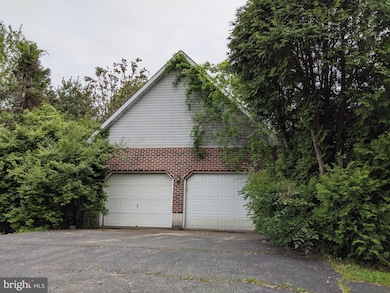 807 Old Fritztown Rd, Reading, PA 19608 - photo 5