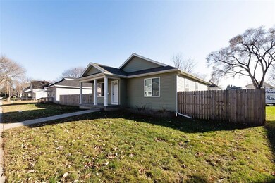 429 7th Ave SW, Cedar Rapids, IA 52404 - photo 2