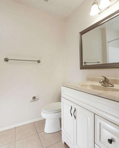 Full bathroom 1.