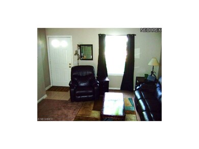 Inviting entry into the spacious living room! Fres