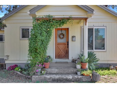 334 N 8th St, Cottage Grove, OR 97424 - photo 2