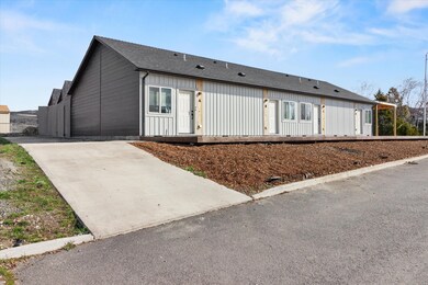 03-1209 Carlyle St-3