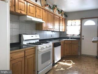 3809 Stokes Dr, Baltimore, MD 21229 - photo 4