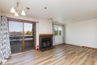 21-Living Room 20200515-DW-7403