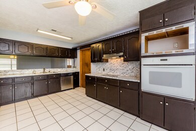 329 Coventry Ln, Alvin, TX 77511 - photo 3