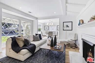 Formal living room w/dinning room